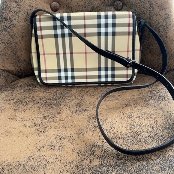 Authentic Burberry Bag. Pre owned, Good condition. 10 1/2 x 7 inch. / 26 x 18 cm - Picture 3 of 7